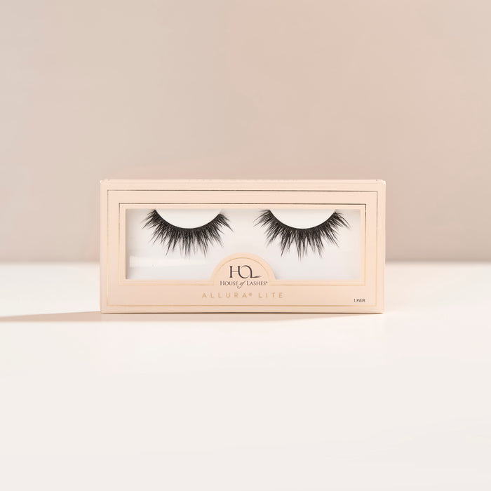 Allura Lite round false lashes with full volume and spiky fibers.