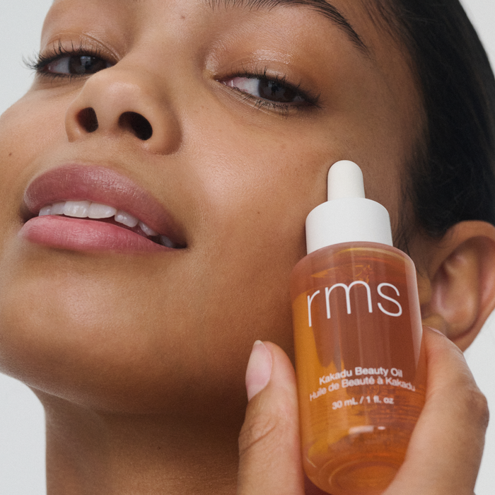 RMS Beauty-Kakadu Beauty Oil-Skincare-KAKADU-BEAUTY-OIL-HeroProduct_ModelImage1-The Detox Market |