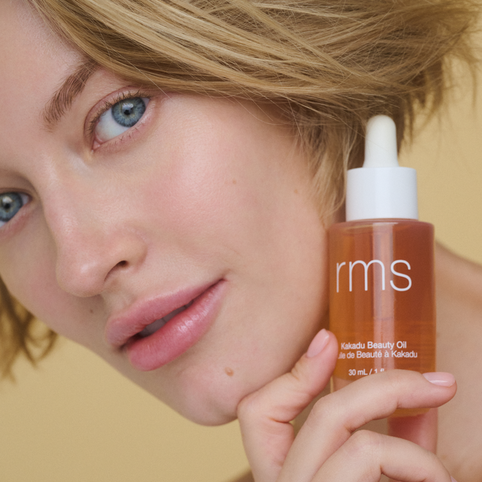 RMS Beauty-Kakadu Beauty Oil-Skincare-KAKADU-BEAUTY-OIL-HeroProduct_ModelImage2-The Detox Market |