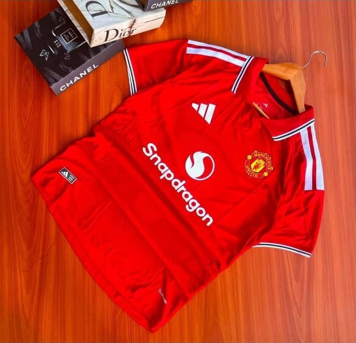 Manchester United Home Jersey 2024/25 - lifestyle shot