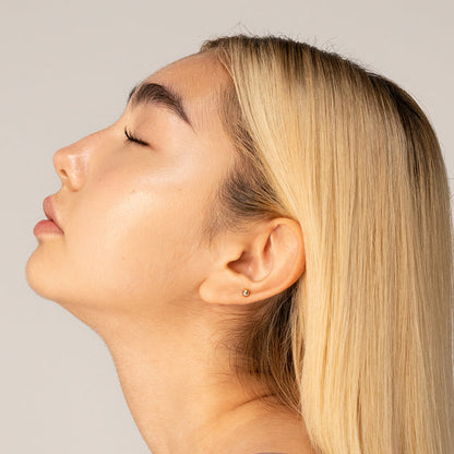 Master Radiance Base - Makeup - RMS Beauty - RMS_MASTER_RADIANCE_BASE_MODEL1 - The Detox Market | Rich in Radiance