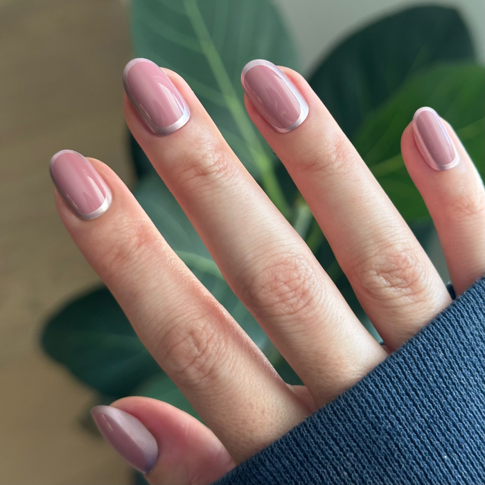 Rosewood Chrome Outline - Press-On | Short | Round warm pinky-brown nails with shiny chrome borders for an easy at-home mani