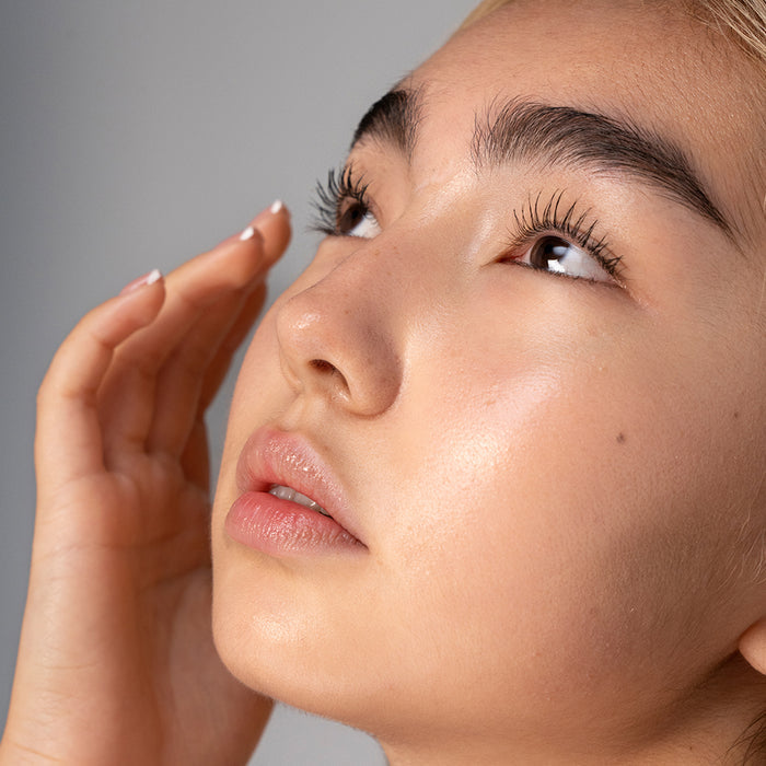 Straight Up Volumizing Peptide Mascara - Makeup - RMS Beauty - RMS_STRAIGHT_UP_MASCARA_MODEL2 - The Detox Market |